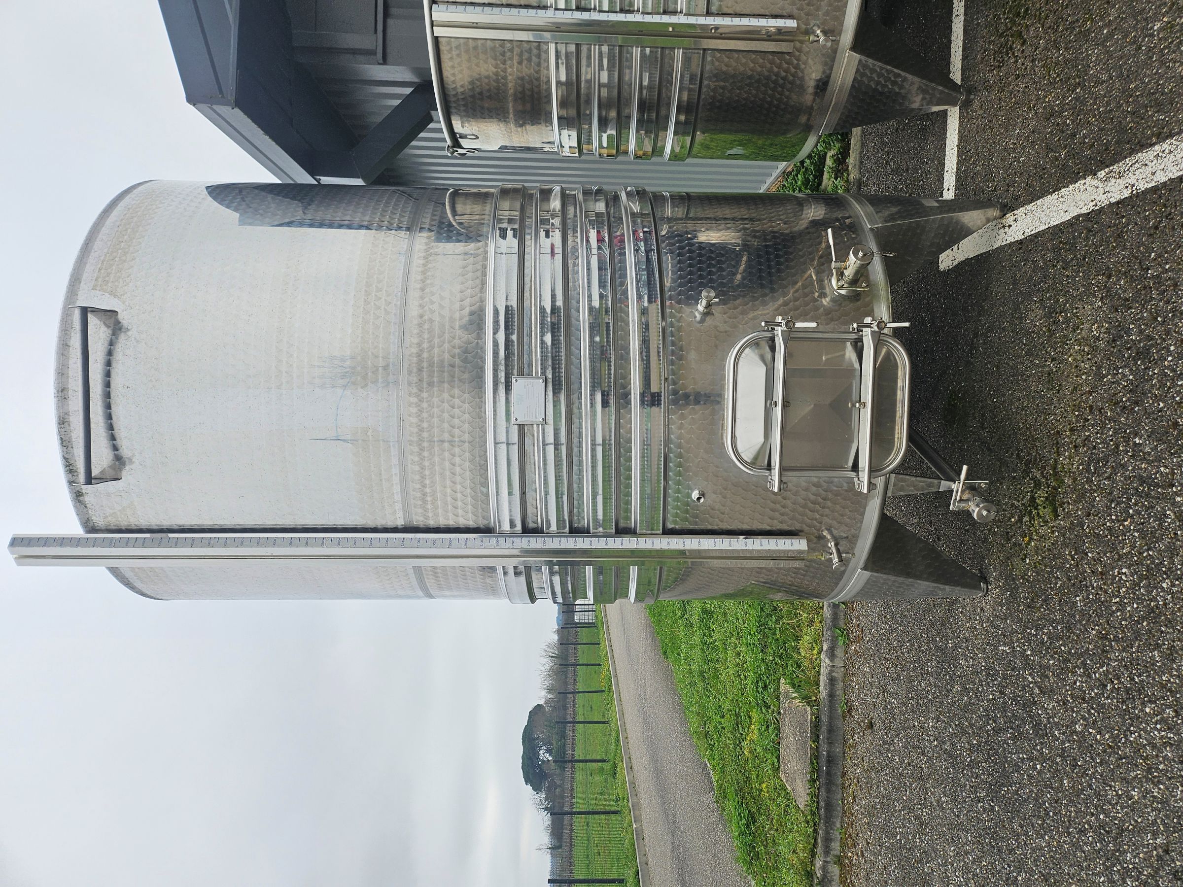 Cuve inox 52 hl sur pieds fond conique avec anneau de r&eacute;gulation
