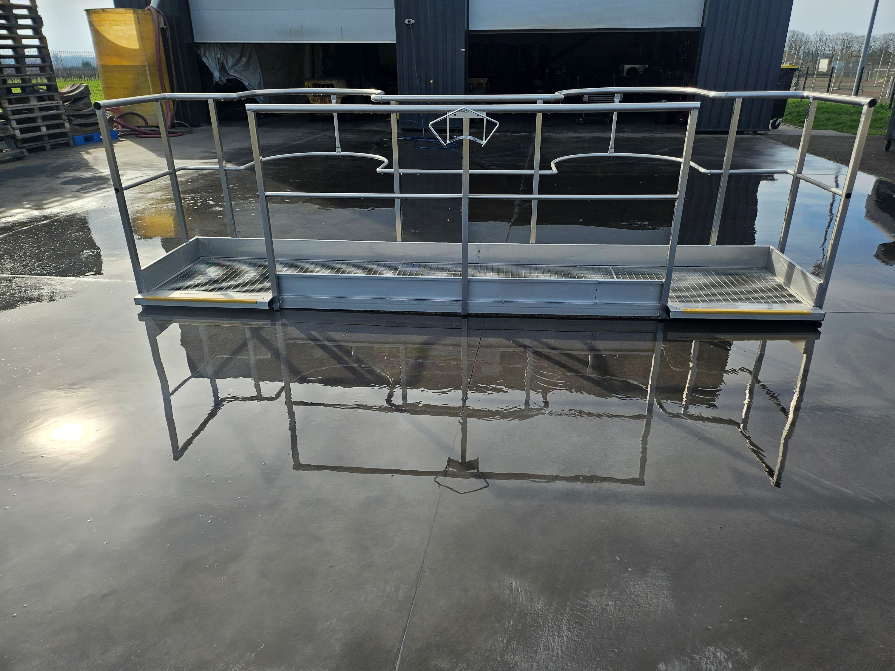 Passerelle inox avec entourage chemin&eacute;e